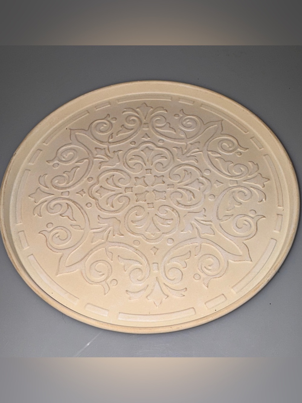 Source Unknown Beige Decorative Round Trivet/Placemat metal
